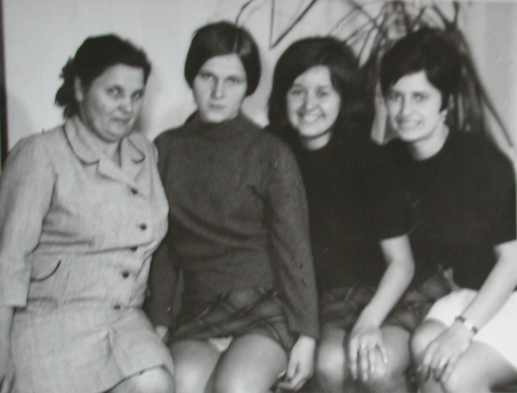 Johanna Tichy and her 3 daughters, Jana, Jitka and Ludmilla.jpg 309.7K